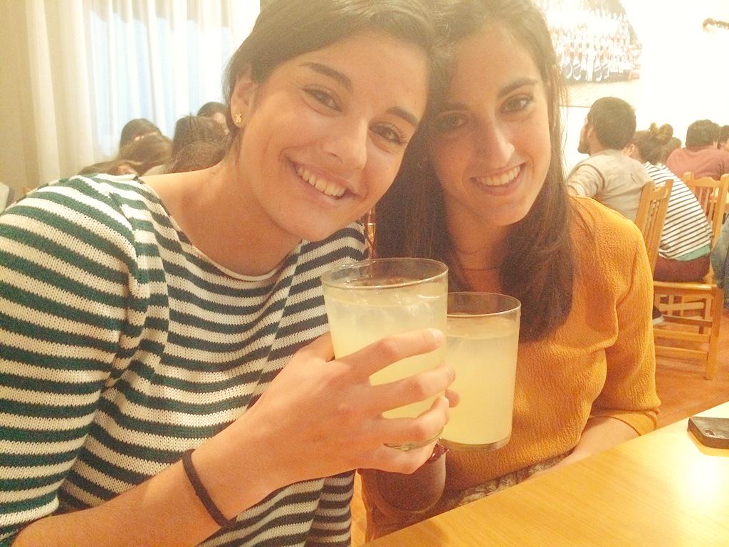 Maddizubi's tweet photo. Las copas de mis reinas @NerebaBelzunegi @maideraltuna @RSHockeyFemenin @RealSociedad @RealSociedadEUS http://t.co/oFuqVqFMjE