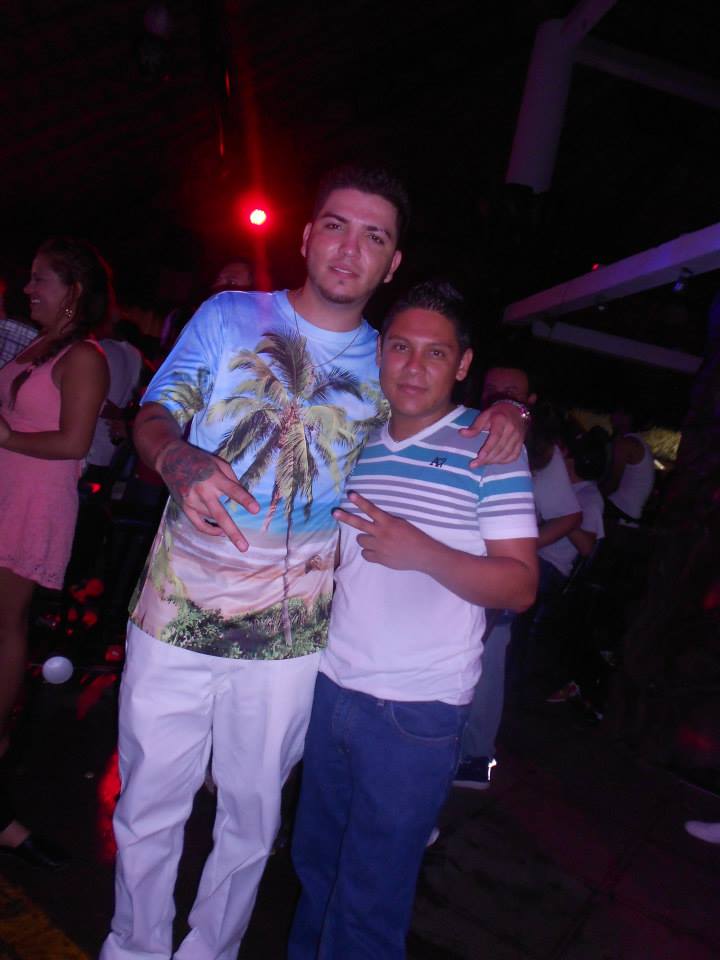 JAIROBEDT's tweet photo. con el rapero #smoki.!!
buen ombligo de semana saludos. http://t.co/FJluc8gL9r