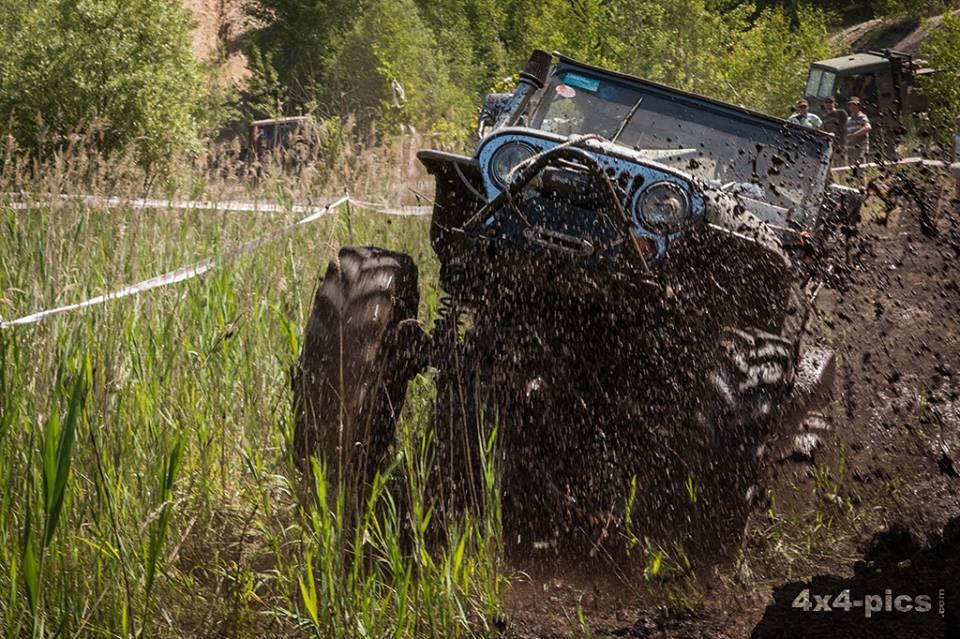 4x4rule's tweet photo. #jeep #4x4 #muddy @BarbieJeepGrl89 @JeepedIn @KricketJeeper @Wrangler_HQ http://t.co/7xg3wN2aOk