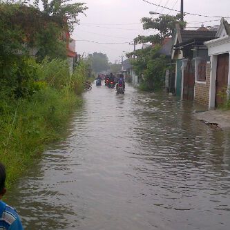 FadlullahS's tweet photo. @e100ss dmhon pngendara hindari lewat smp 14 benowo http://t.co/ScJ6FT1vtt