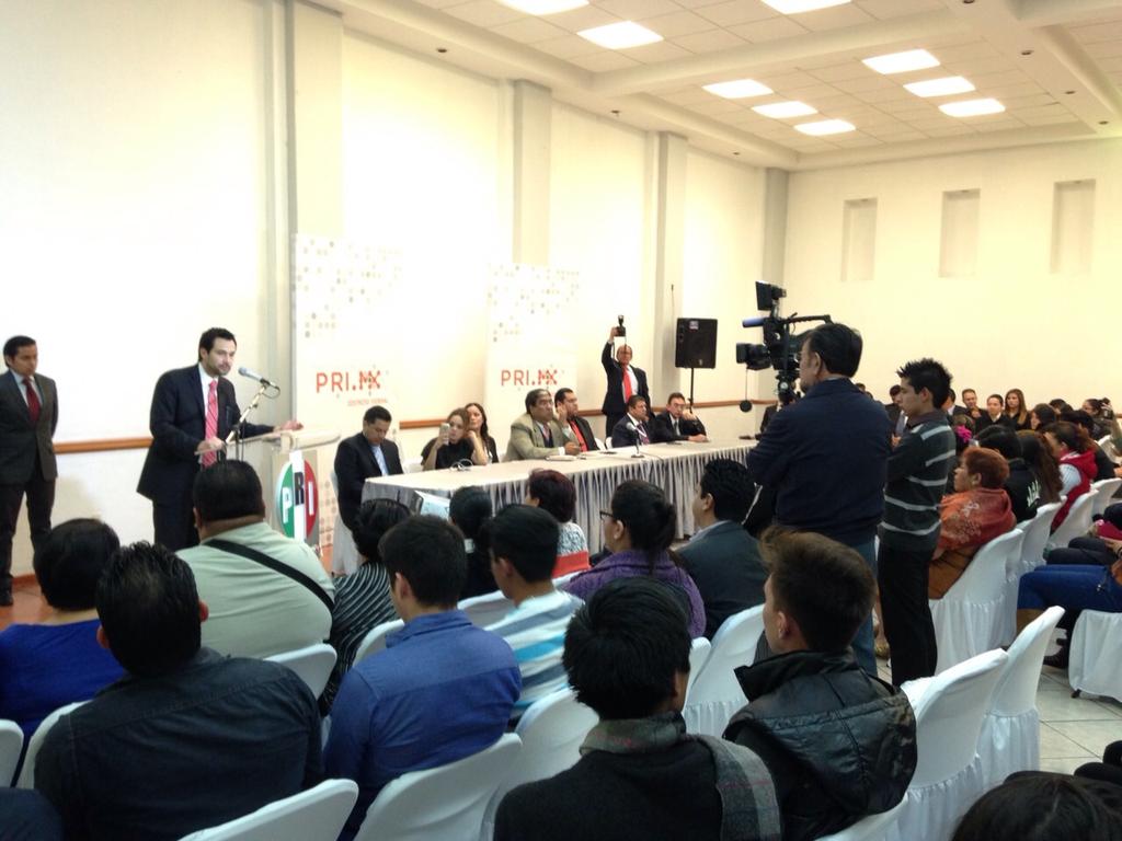 PRICDMX_'s tweet photo. La plaza pública ha emigrado a la arena digital: @ric_fdz , titular de @MovPRIMXOficial.  #1AñoContigoPRImxDF http://t.co/QmxuXS5CiX