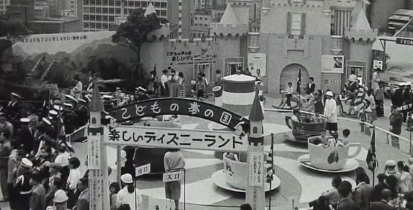 ディズニー ファン 今から60年近く前に東京のデパート 日本橋 三越 の屋上でウォルトディズニー公認のディズニーランドが営業してた時の貴重な写真 ディズニー好きの友達やフォロワーさんにも教えてあげてね Http T Co V2fqeiuofz