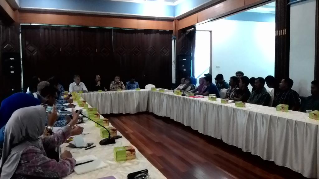 Pertemuan dg nelayan Rembang"15 kapal cantrang siap merubah alatnya &amp; ukur ulang kapalnya" <a href="/susipudjiastuti/">Susi Pudjiastuti</a> @KemenKP