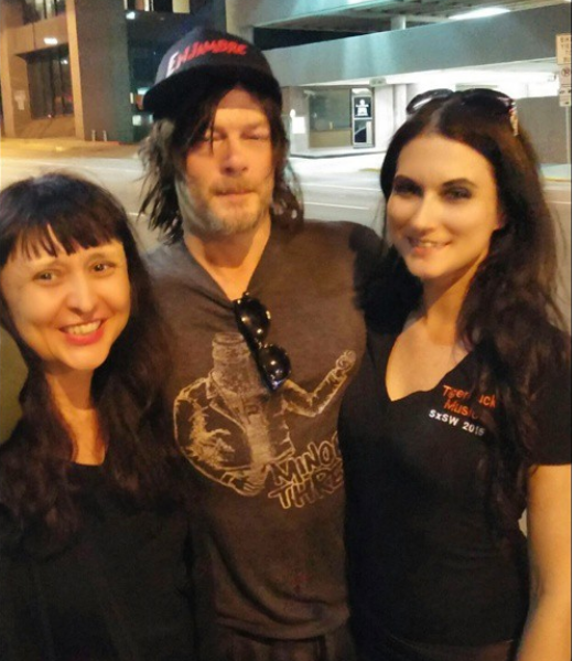 ennoia3's tweet photo. #SXSWReedus is still at it #andlookingfiiiinnneeeeedoingit (princessprissypants) @wwwbigbaldhead http://t.co/WAhmxNcvlv