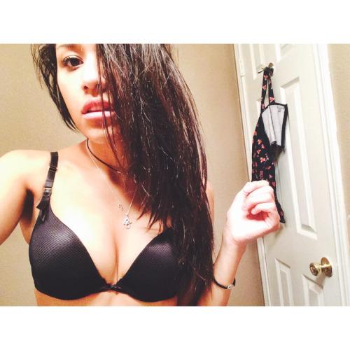 VegaMiah's tweet photo. this girl is so sexy omg http://t.co/YhJzZULqfz