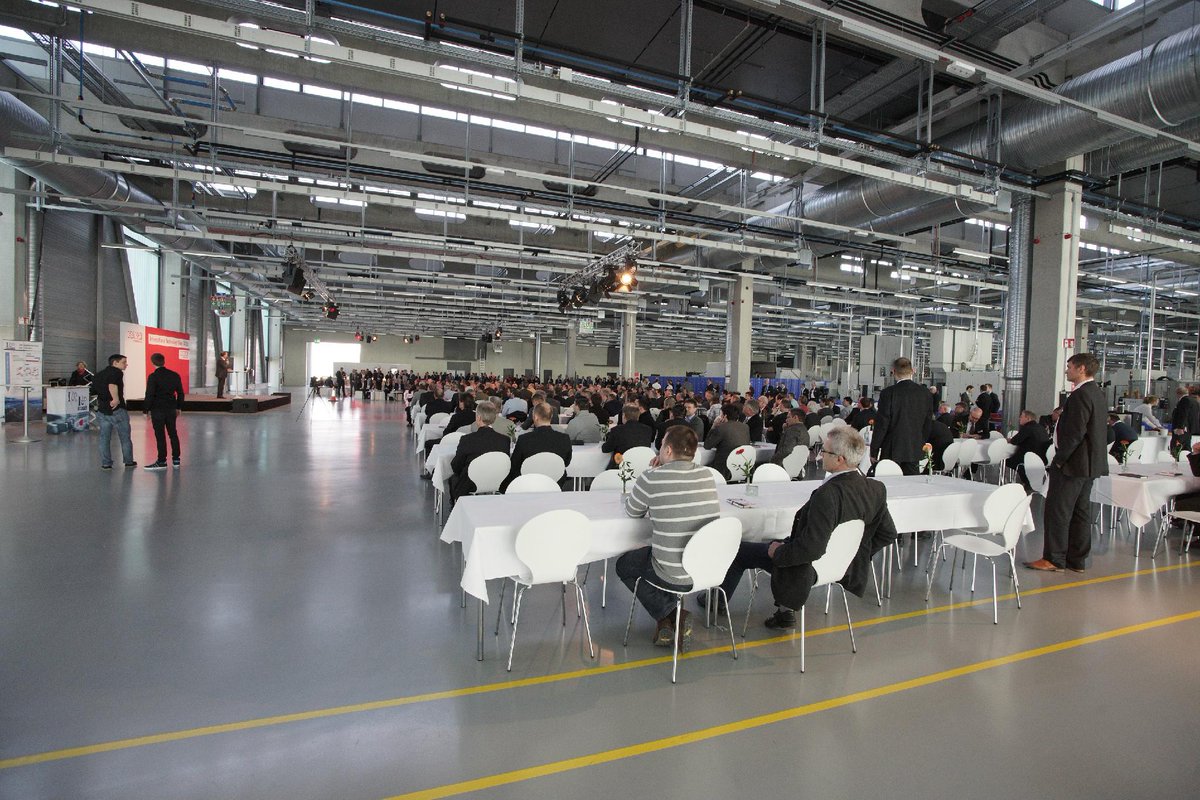 HAWEHydraulics's tweet image. Twittering live from the HAWE #Technologydays . 400 international guests are here in our new factory in Kaufbeuren.