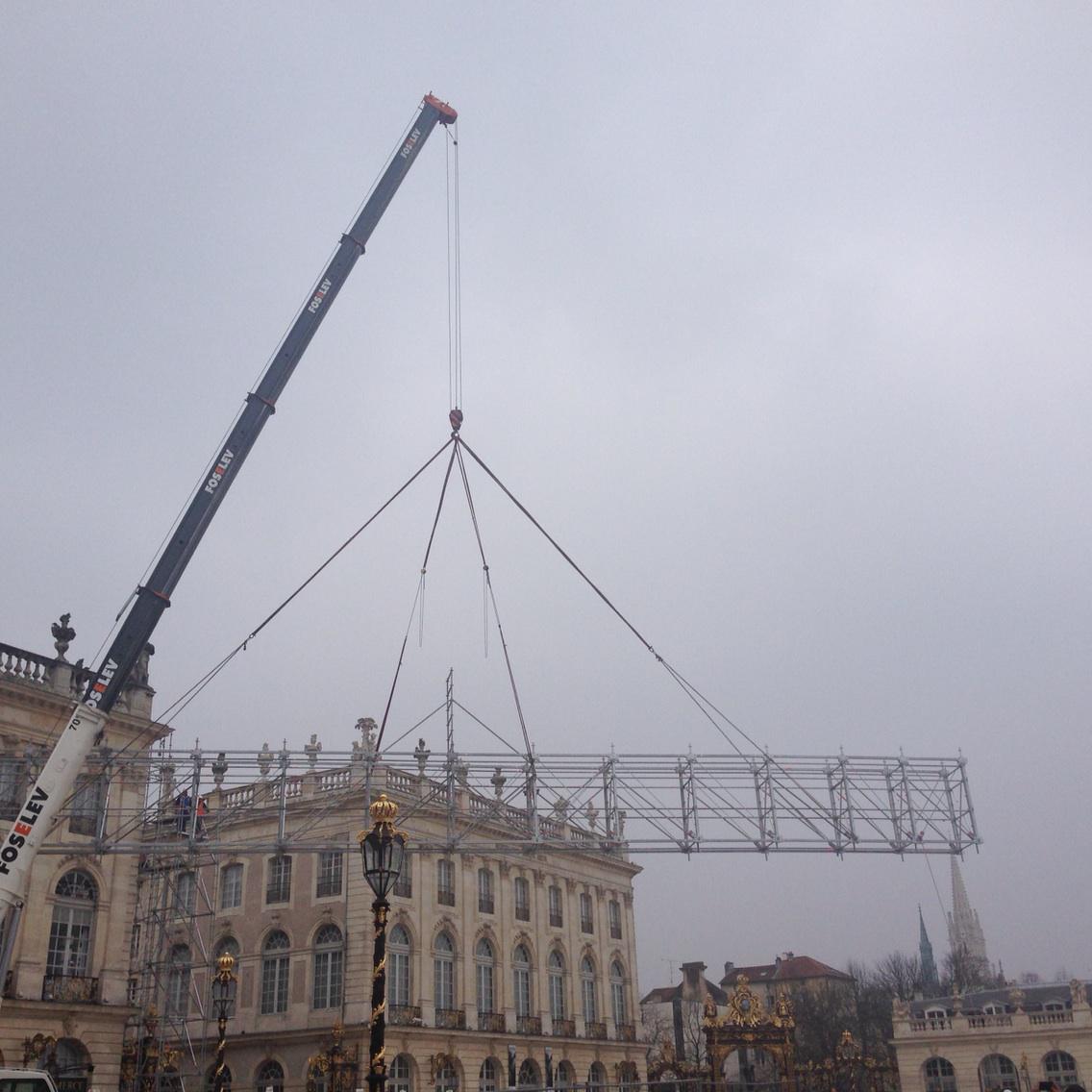 Nancy_Presse's tweet photo. Grutage de la poutre de 25m de long sur le pavillon Jacquet place Stan #Nancy http://t.co/tC1a6hhvja