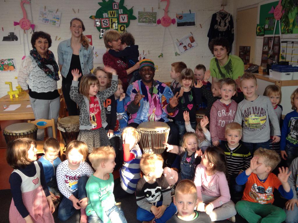 MrJBKanschool's tweet photo. Grote pret met de djembé les in groep 1/2 http://t.co/O0gPcDLlrb