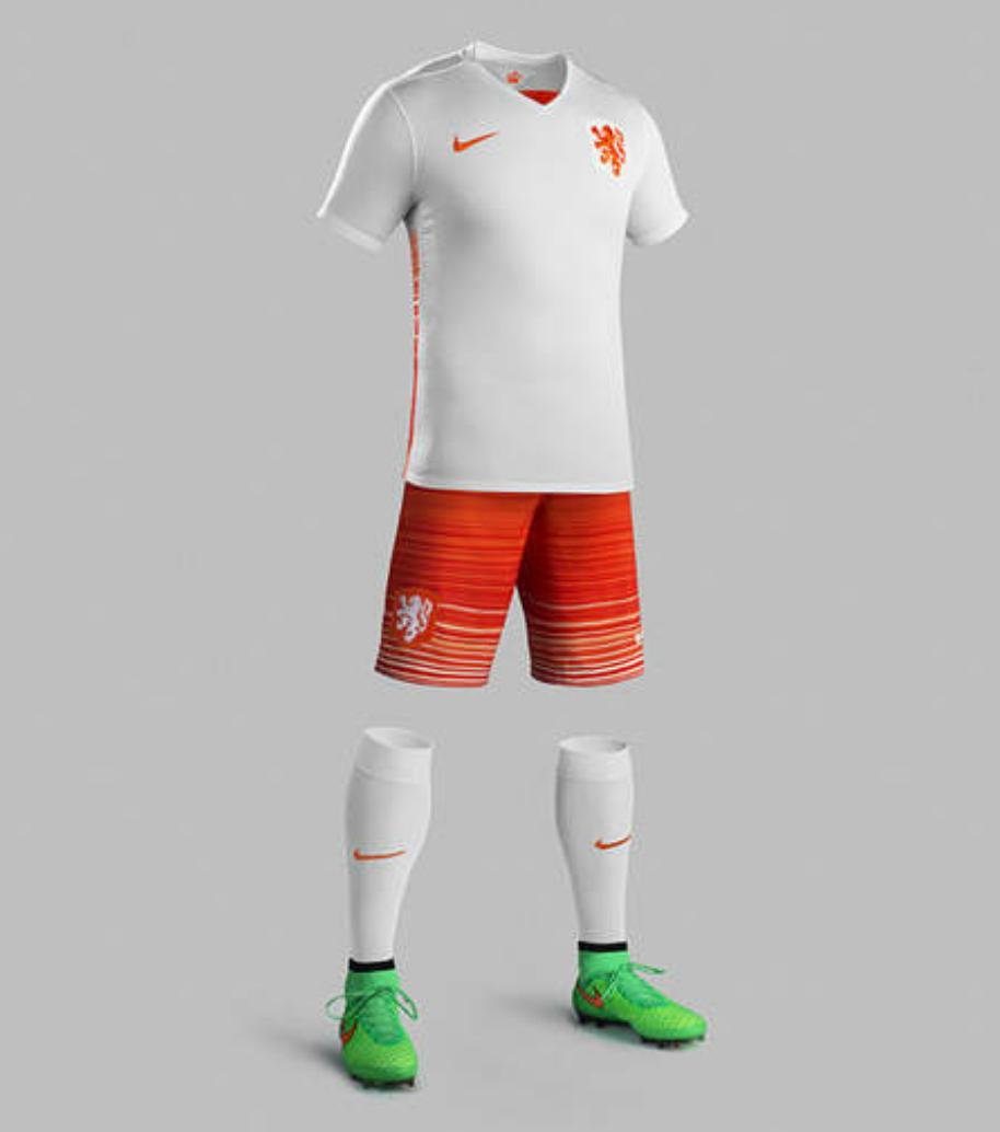 FCVideoNED's tweet photo. Het nieuwe uittenue van Oranje is bekend! RT = mooi! Favoriet = De blauwe was mooier! http://t.co/CltGxJFPka