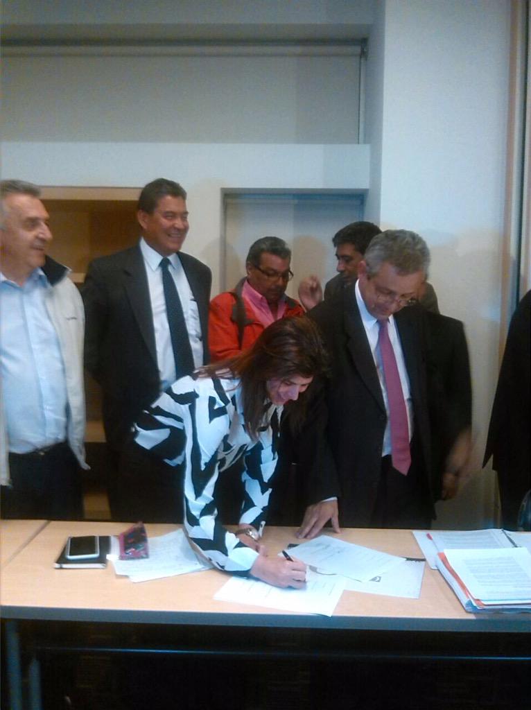NataliaAbello1's tweet photo. En 24 días de negociación paso a paso fuimos acordando aspectos económicos, sociales y operativos http://t.co/PEXHiXq815