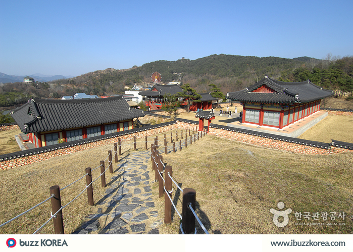 ibuzzkorea's tweet photo. [K-Activity] Namwon is the hometown of the famous love story of Chunhyang and Lee Mongnyong! #ibuzzkorea http://t.co/Q7pDR9K5GY