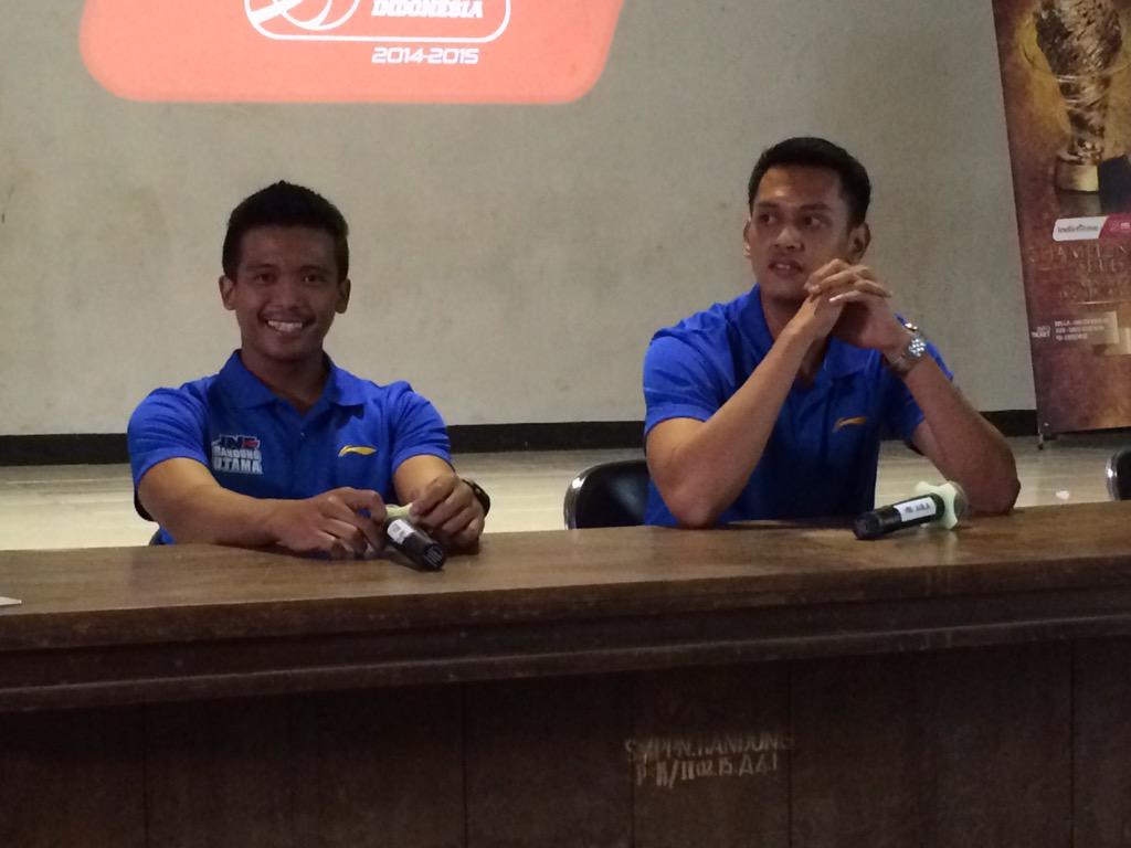 BeezBasketball's tweet photo. Roadshow @nblindonesia | @bandungutama @sman1_baleendah @augustalutfi @afrianafitra http://t.co/uVVmv50Pj0