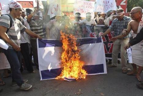 EvillySexyBitch's tweet photo. Pics via @TheYavy <~ TY ;)

#Israel *AKA* IsraHELL ... http://t.co/fC2p5RAl1B
