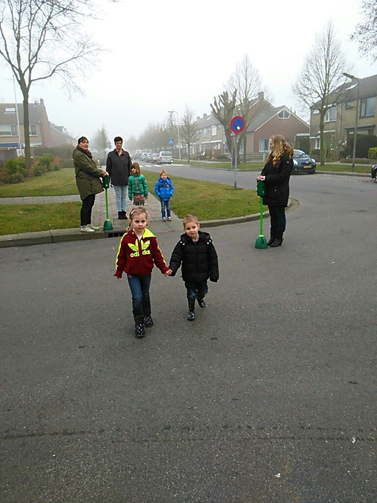 Woensdag 18 maart praktijkles School op Seef: Veilig oversteken. Met "echte" stoplichten.