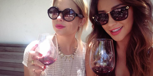 drinksfeed's tweet photo. There Are 2 Types Of Women: Red Wine Drinkers And White Wine Drinkers http://t.co/5yiG0h4weQ http://t.co/86yoKorPP4