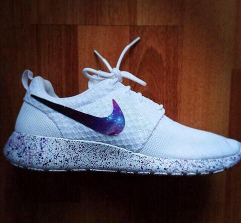 ModeOutfits's tweet image. Galaxy Nike Roshe 🙌