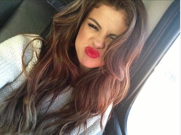 STYLEMESELFIE's tweet photo. Happy Thursday lovely people. We think this @selenagomez selfie is the cutest! http://t.co/ijb1zGOFcu