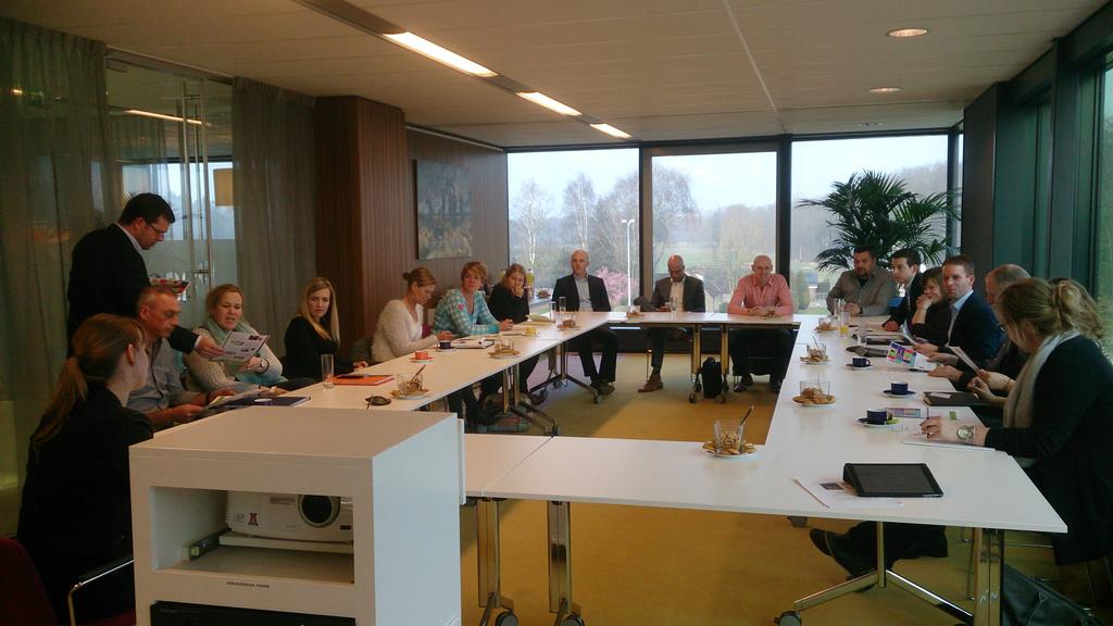 Ravott's tweet photo. Geweldige opkomst #stapelbanen bijeenkomst. @sandd http://t.co/4DNHMdDfXs