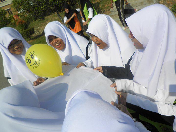 AGPicts's tweet photo. form 1 orientation week @_luig1 @iqaweeqas @nurhanisnabihah @raszahra http://t.co/ca7qc5XJDw