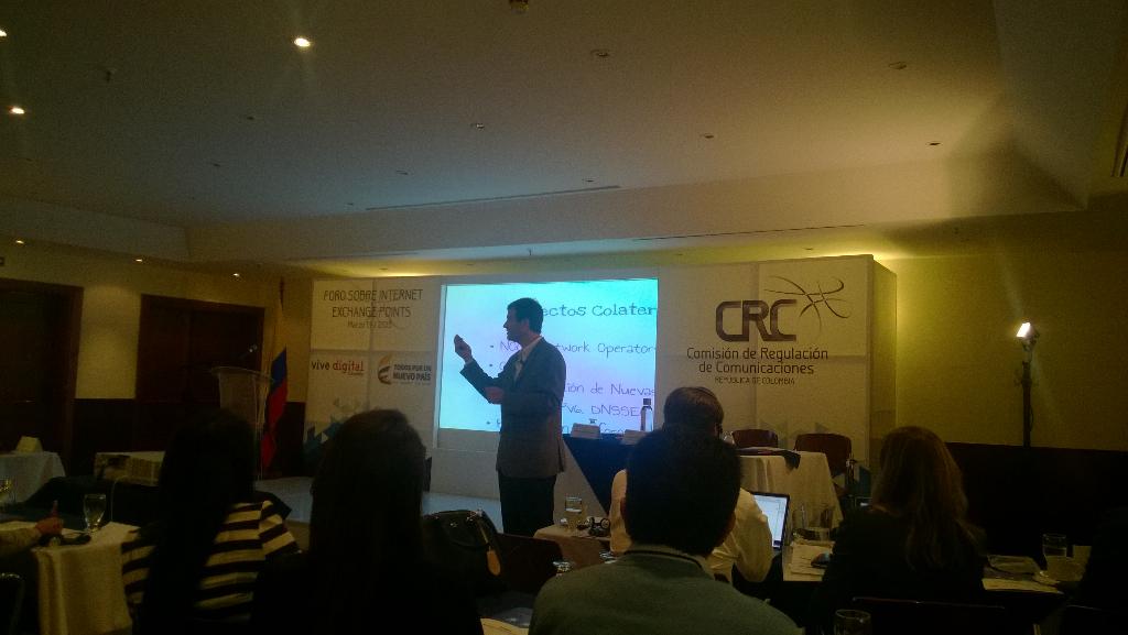CRCCol's tweet image. Christian O'Flaherty explica los buenos usos de los puntos de intercambio. #ForoIXP