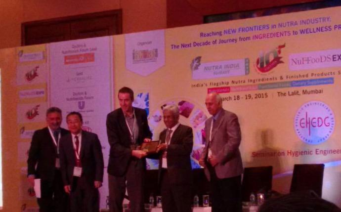 NutraIndia2015's tweet photo. #NUTRAEXCELLENCEAWARDS #NEM#GERMANY presented the award for connect with #Global #european companies to #Indian #SME http://t.co/5RTEOFFaaE