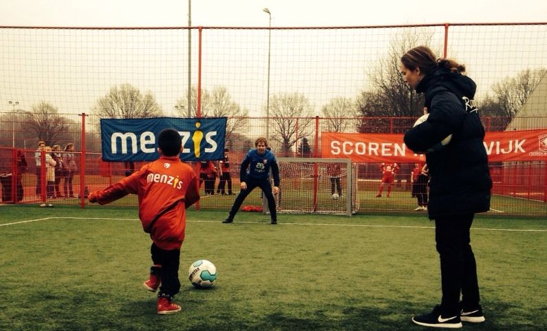 Scorenindewijk's tweet photo. Twee van die trainers zijn @kirstenbakker en @Anoukdekker van @FCTwenteVrouwen @kentalis @Menzis_Beweegt http://t.co/7hWuv1kDQ3