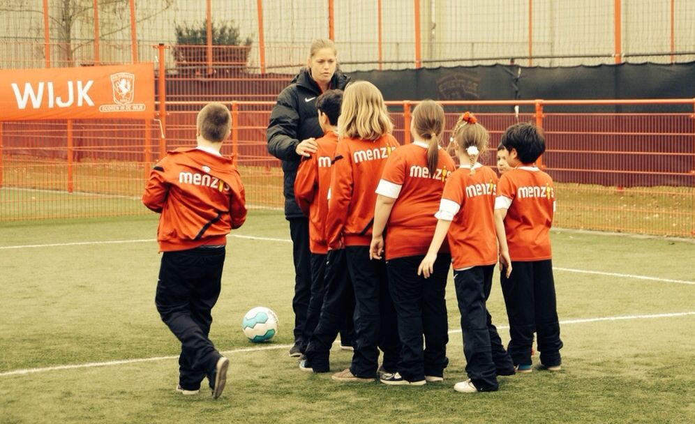 Scorenindewijk's tweet photo. Twee van die trainers zijn @kirstenbakker en @Anoukdekker van @FCTwenteVrouwen @kentalis @Menzis_Beweegt http://t.co/7hWuv1kDQ3