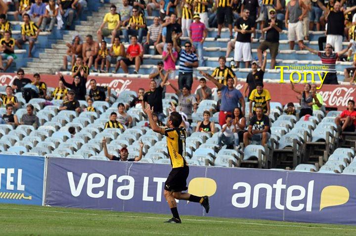SimplementeT8NY's tweet photo. Gol vs Defensor dedicado al Cacho Caetano que lo guia desde el cielo.
@SimplementeT8NY http://t.co/9V86wRjZrT