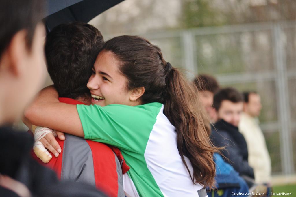 sandrika24's tweet photo. Imagen del partido de esta mañana entre la @ff_unav y @MarcillaAurora . Bonito detalle del #DiaDelPadre !! http://t.co/RSz8kt4orB