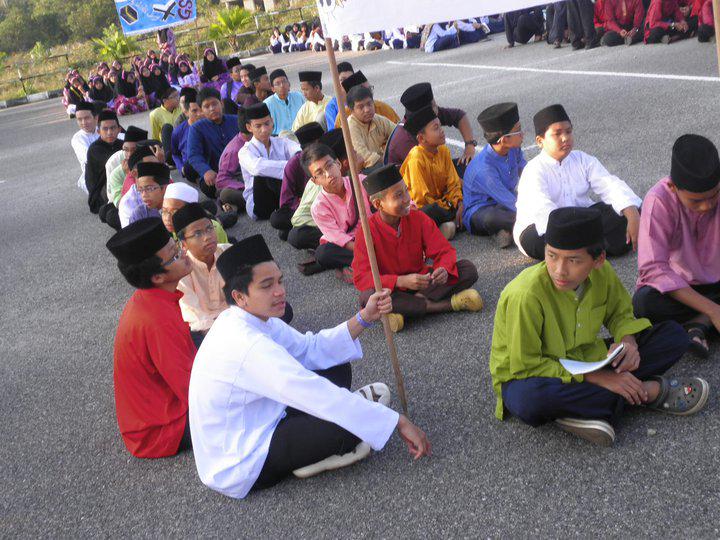 AGPicts's tweet photo. I can see you guys @AsyraafAsh @azzarulhazeeq @FaizulGhaffar http://t.co/A9VazjjdSE