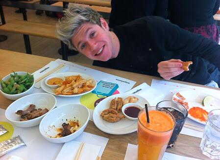 seenney_nw's tweet photo. ไนออลเคยฝันว่าอาหารหมดโลก พอตื่นมา นั่งร้องไห้เลย 555 #ThaiDirectioner http://t.co/DM3FwvB0Iv
