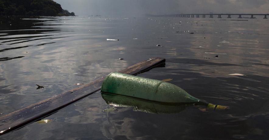 AP_Images's tweet photo. Fishermen lament Rio's dirty Olympic bay - #photos by @Leo_Correa: http://t.co/dr9VOzUJYQ #APIBlog #Brazil #pollution http://t.co/8A5kDBiE4r
