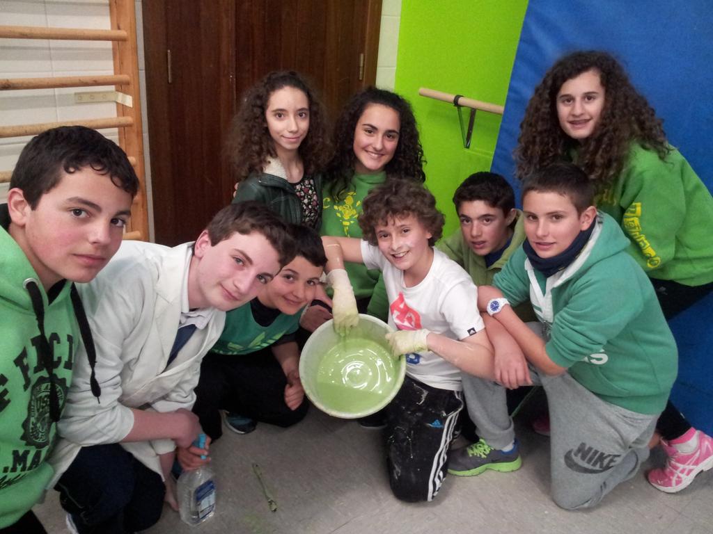 BertaG10's tweet photo. futuros químicos del SanJo!! #fiestasanjo15 http://t.co/uGvA2H2Abm
