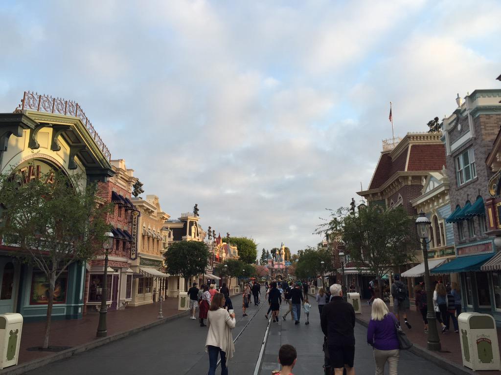 MatthewDelNegro's tweet photo. 730am at #DisneyLand... Pray for me. http://t.co/amA5x7BVLv