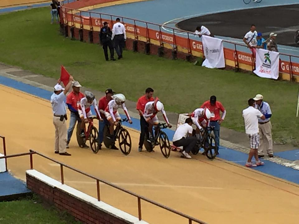 ClubEChaves's tweet photo. Los prejuveniles varones en la partida de la persecución. La prueba los declaró campeones de la especialidad. http://t.co/99rIThAPej