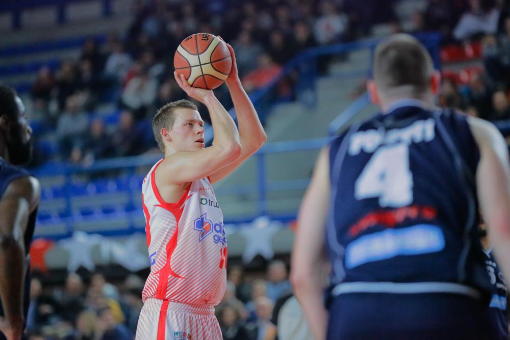 PallacMantovana's tweet photo. Gli Stings festeggiano i 10 anni del @SZRFeniceBasket!
http://t.co/KijGsHqK57
#gostings http://t.co/pkRRMJ14lz