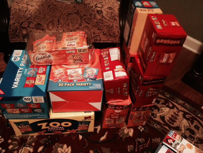 F3_CakeBoss's tweet photo. @F3theFort 

We got snack packs/pies/cakes &amp; fruit snacks too!!
#40DC http://t.co/kfJjmDuiGZ