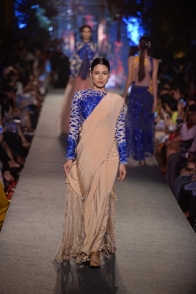 ELLEINDIA's tweet photo. See *every* stunning look from @MMInsider01's #BlueRunway show: http://t.co/dAwDATb6Rz #lakmefashionweek #lfw http://t.co/Abvg0xja37