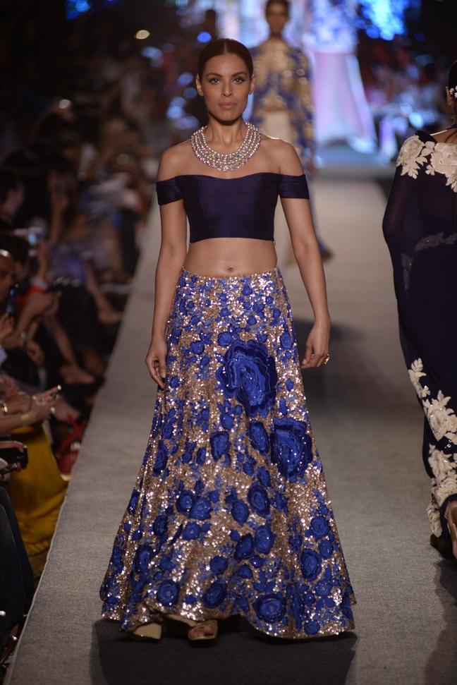 ELLEINDIA's tweet photo. See *every* stunning look from @MMInsider01's #BlueRunway show: http://t.co/dAwDATb6Rz #lakmefashionweek #lfw http://t.co/Abvg0xja37