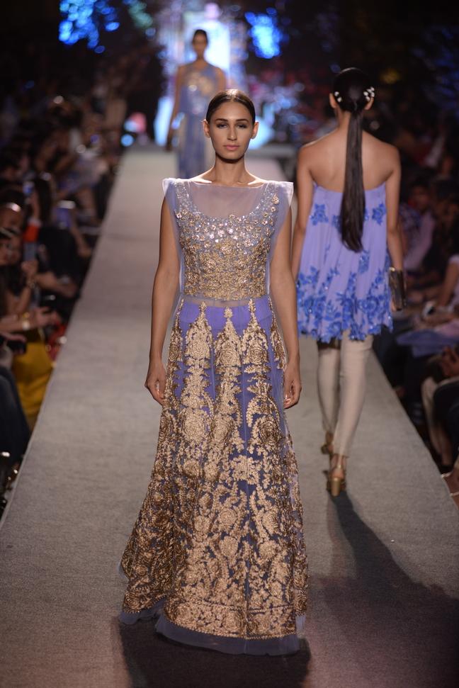 ELLEINDIA's tweet photo. See *every* stunning look from @MMInsider01's #BlueRunway show: http://t.co/dAwDATb6Rz #lakmefashionweek #lfw http://t.co/Abvg0xja37