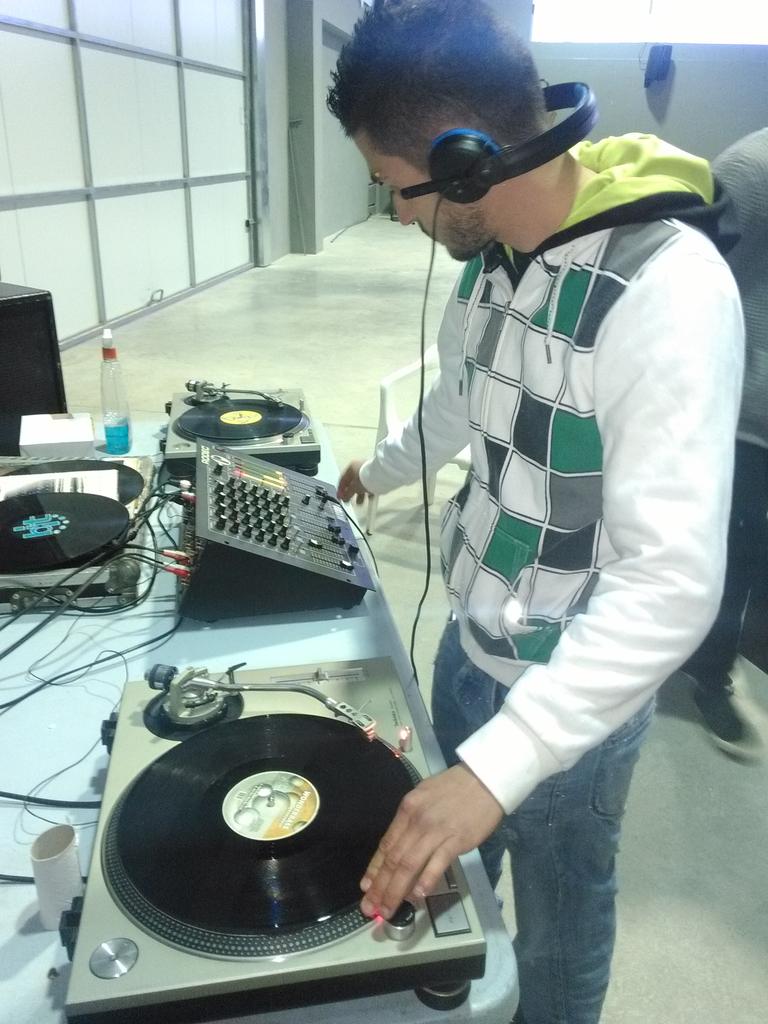vmbdj68's tweet photo. Vamos avanzando con las practicas. Los alumnos ya palpan el vinilo http://t.co/EH4pZrtheC