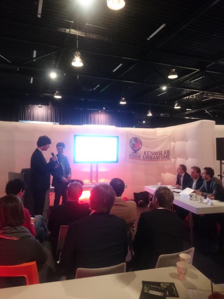 De wijkonderneming, startup van exlaboranten @KLvoorUrbanisme, pitchen hun idee aan de sharks #nieuwe #stadsmakers