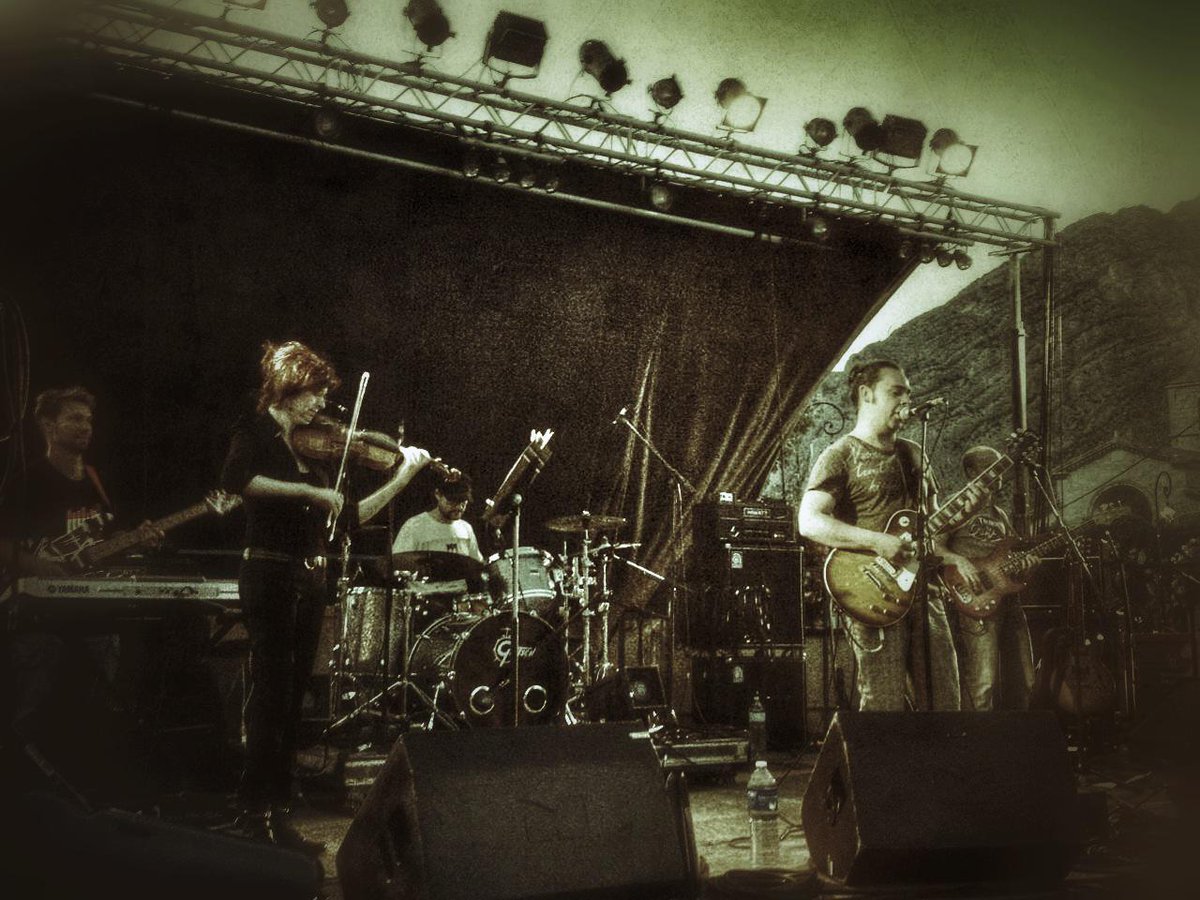 Tout l'album de Bassaàl el mal sur youtube!! 
youtu.be/4RPmQmssbE8