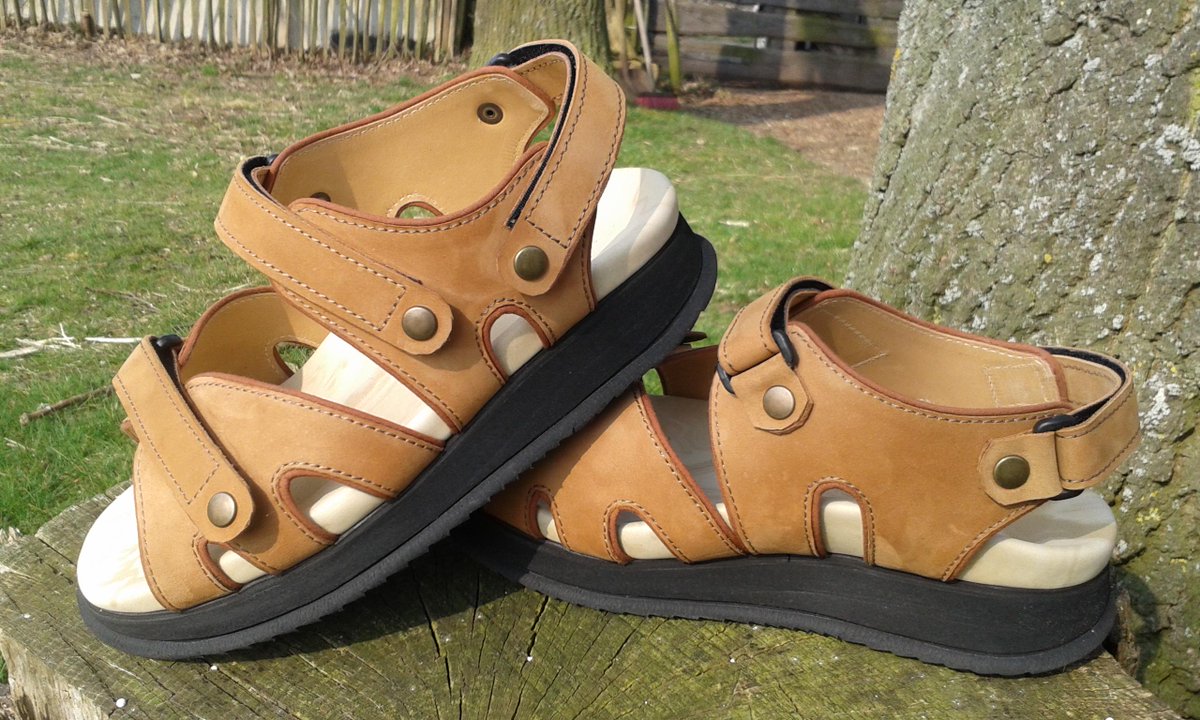 LaurensvanV's tweet photo. #orthopedischeschoenen Sandalen dragen in de zomer.#zorgverzekeraars vinden dat maar onzin. Ik niet! @cz_nl @VGZ http://t.co/V2s3ZHdWZW