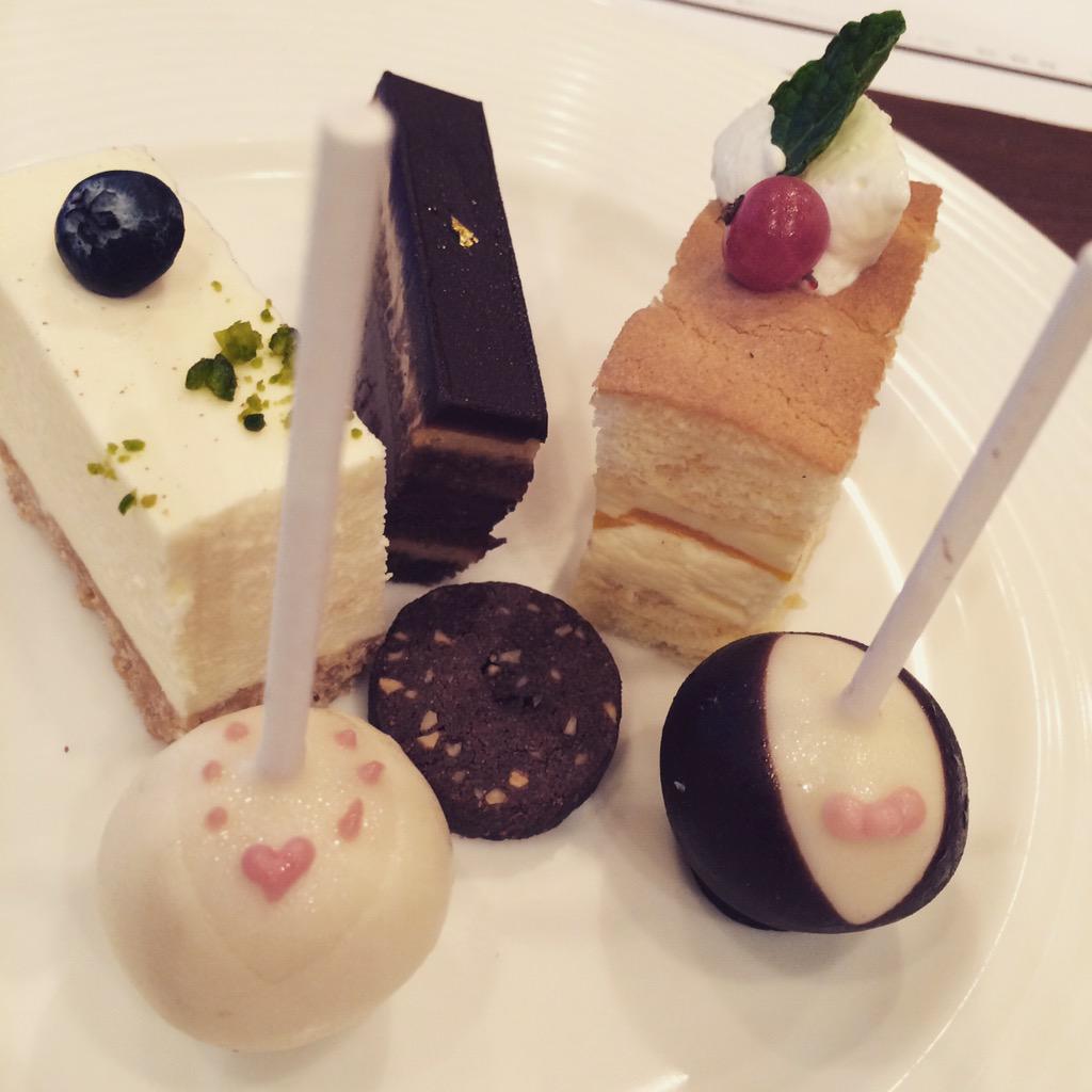 岡部亜希美 取締役 二代目社長に向けて日々邁進 ちいちゃなケーキ達 かわゆい O O ケーキ 小さなケーキ 一口サイズ ベビーと一緒 東京タワー Http T Co 9v10f3qo4y Twitter