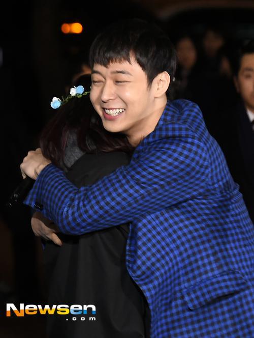 TheDramaKorea's tweet photo. Park Yoochun &amp; Shin Se Kyung di Ilsan syuting SBS Late Night TV Show + promosi "The Girl Who Sees Smells". http://t.co/cZQsF94J7y