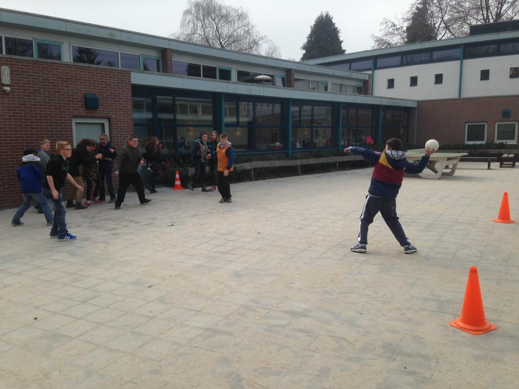 Bassmits_BW's tweet photo. @CSODePrinsenhof fanatiek aan het spelen op plein 3. Iemand is 'm niemand is 'm @BeweegWijs http://t.co/JVIZLWiF3q