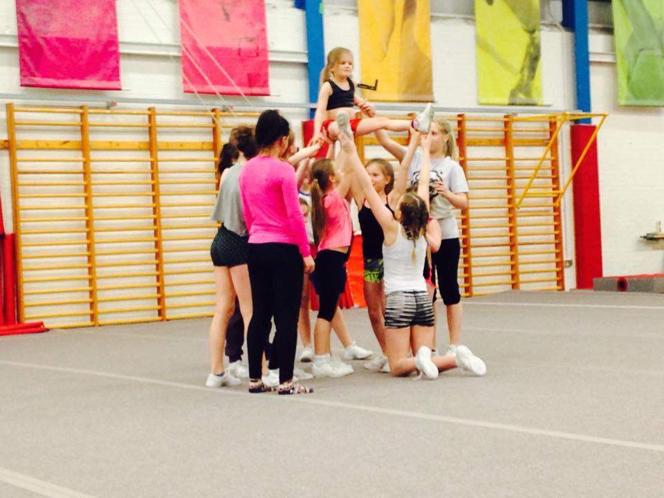 RPCheer's tweet image. Rising Phoenix loving our chance to train in the amazing facilities at @basingstokegym #gymtime #QueensofFire