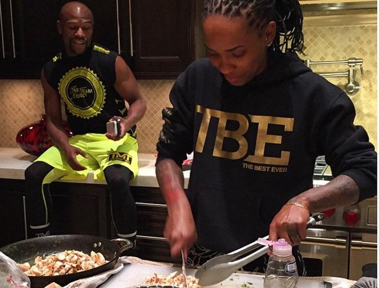 pambaika's tweet photo. Huu nd’o mkwanja wa Floyd Mayweather mezani wa ajili ya pamba Na chakula tu #pambaika http://t.co/OxUJv973mz