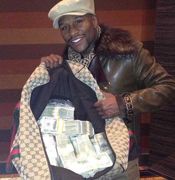 pambaika's tweet photo. Huu nd’o mkwanja wa Floyd Mayweather mezani wa ajili ya pamba Na chakula tu #pambaika http://t.co/OxUJv973mz